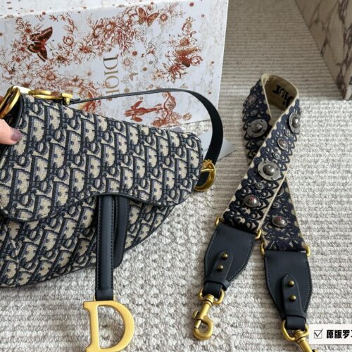 289.299 box (Roman shoulder strap)
Size: 25cm * 20cm (large)
18cm * 15cm (small)
Upgraded version shipment ?
D Family Old Flower Saddle Bag
Equipped with deep blue cowhide long shoulder straps
Search for Dior