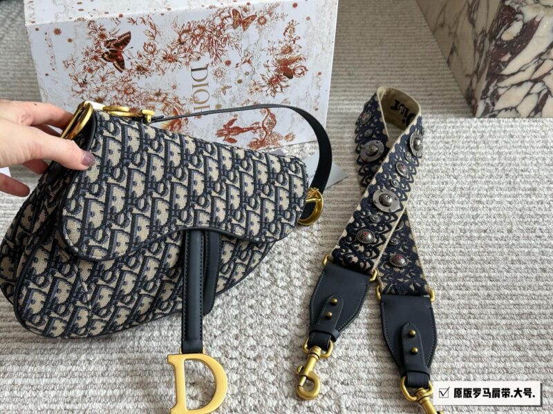 cc3da43ea5.jpg 289.299 box (Roman shoulder strap)
Size: 25cm * 20cm (large)
18cm * 15cm (small)
Upgraded version shipment ?
D Family Old Flower Saddle Bag
Equipped with deep blue cowhide long shoulder straps
Search for Dior