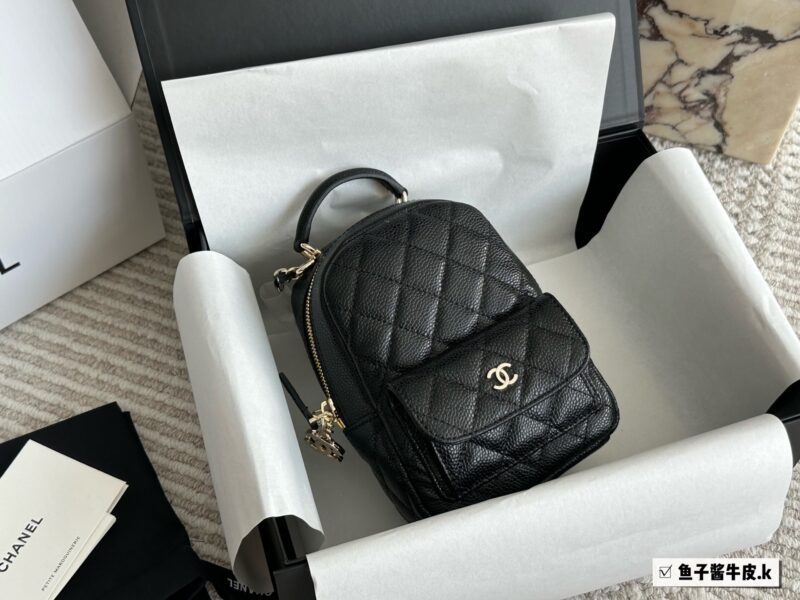 290 cowhide/upgraded version
Size: 13x18cm with box
Xiaoxiangjia's new 24c backpack
This season's stir fried chicken with cute little shoulders
It looks very small, but the capacity is quite large. There are also many ways to memorize it, which is ve...