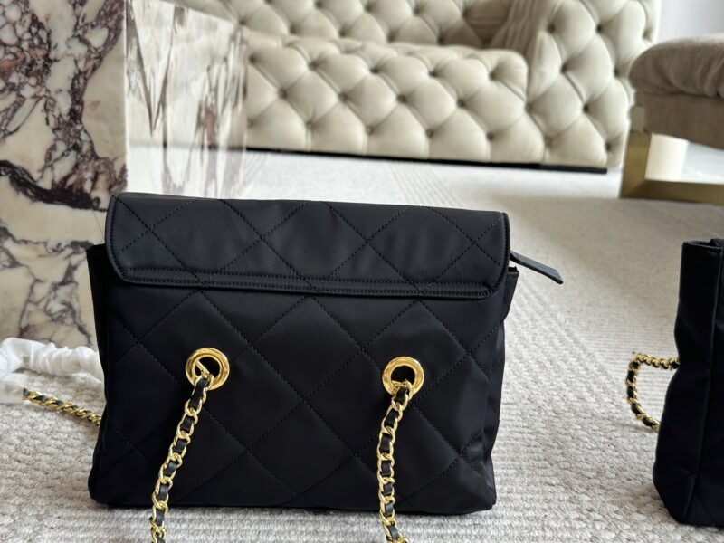 cc8227f4a5.jpg 200 boxes
size:28*22cm
Prada Hobo Vintage Chain Bag
Added a sense of casualness and simplicity,
Completely fashionable and versatile!