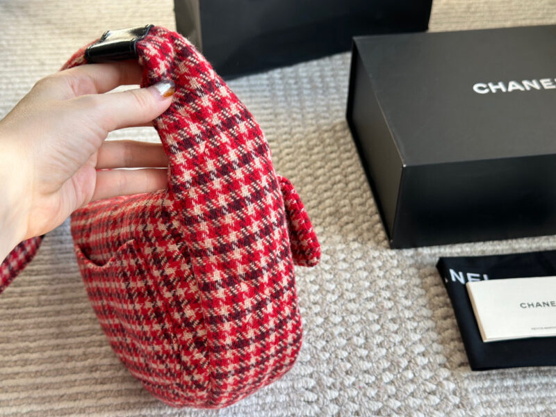 Box pairing
Chanel 24N Jennie Same Style
24N Chanel is quite impressive
I used to love this red small shoulder bag very much when I read lookbook before. I was lucky enough to get it on the first day of its launch. It weighs very light and is very re...