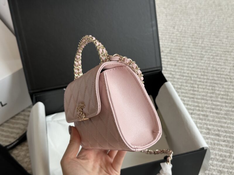 cc8ebb325f.jpg 210 box
size:19*10cm
15*12cm
Xiaoxiangjia 23Kelly Mobile Bag
This bag type is a whole love to live in
Little Kelly Grandma/Exquisite and Cute/
You can put your phone on
Can be carried by hand or slung diagonally
The caviar cowhide is too perfect!