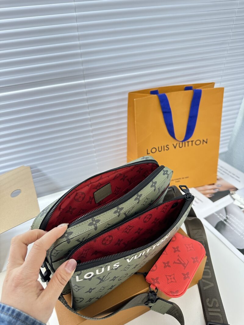 Comes with a foldable gift box airplane ?? Box M23783 Green
Featuring a Monogram coated canvas with a three in one design, equipped with a detachable coin purse, main compartment, and a detachable zipper front pocket for individual use. The coin ...