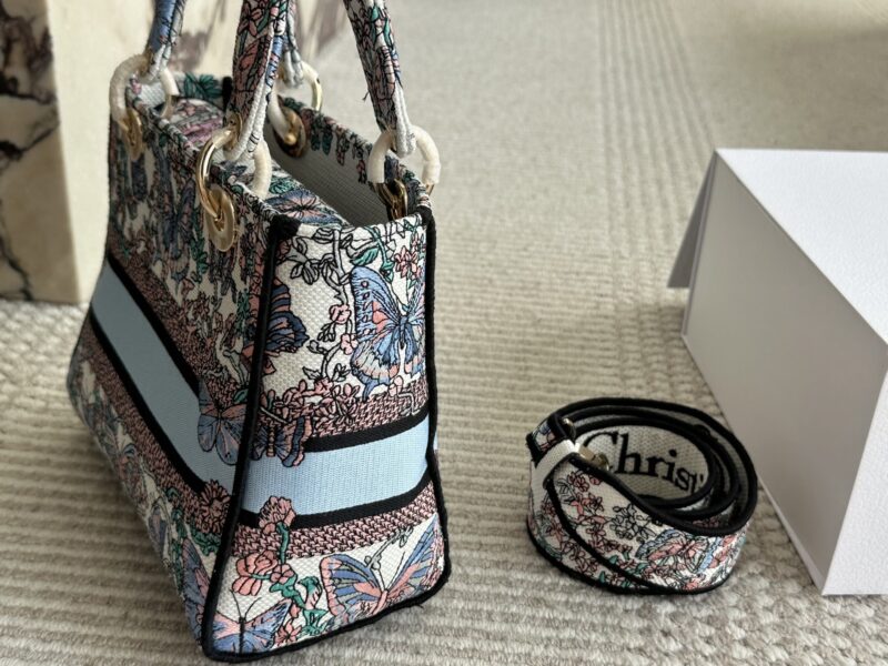355 box
size：24*20cm
Original Jacquard Edition
D Home Embroidery Concubine Bag
Modern leisure and elegance
Embroidered wide shoulder strap
especially! especially!!!
25ss New Year's Edition