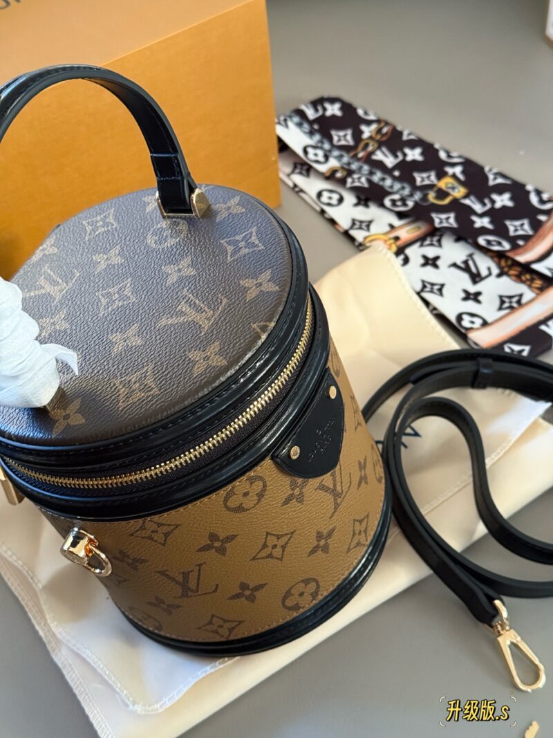 cc9a4db89e.jpg 265 box (520 plus free silk scarf!)
size:17cm
L family cans bucket bag
Money Bucket! Money Bucket!
It's really special!
The more you use it, the more fragrant it becomes!!!
Versatile and practical black genuine leather
Original canvas coating with ...