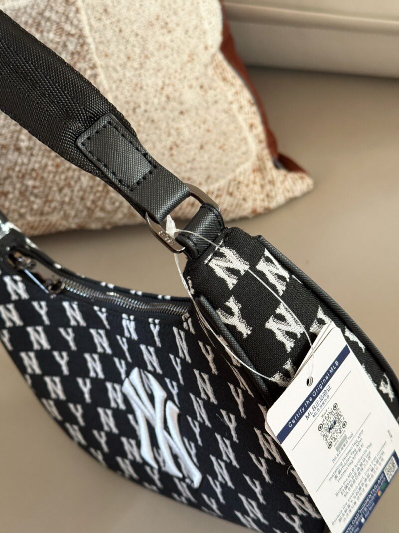 cc9bcf8b4f.jpg 170 boxes
size:22*15cm
Summer travel|
We can't do without an MLB armpit bag
MLB Cowboy Canvas Underarm Bag
The capacity is not small either
Can accommodate travel beauty gadgets
Who wouldn't love retro vintage vintage MLB? It's really amazing!