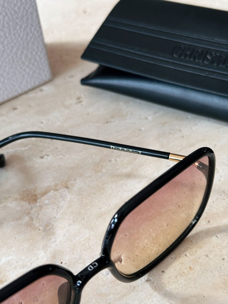 ccb0f5b349.jpg 200 configurations with complete packaging
Dior premium brown sunglasses!
Plain Mirror No.1
This pair of sunglasses really looks stunning on the face,
Big frame, very small face!
The frame is very light and comfortable to wear!
When you don't want to...