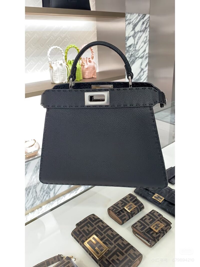 Fendi is versatile in any style of clothing, casual or professional, even down jackets, exuding a low-key and luxurious temperament.