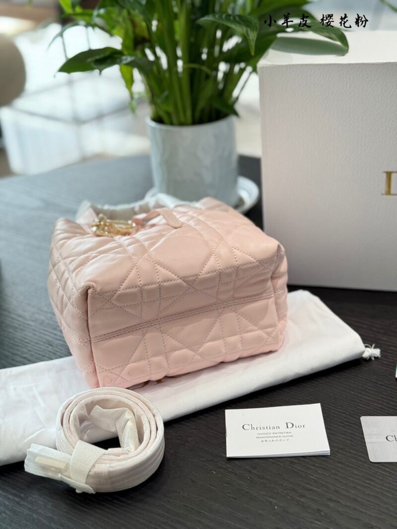 Dior indigenous bag pink p330
No joke, this will be the next hit!
I'm not joking! Zhi Xiu doesn't even joke with you
The hottest Toujours indigenous bag has actually grown taller and even has an extra shoulder strap. Its appearance has skyrocketed, i...