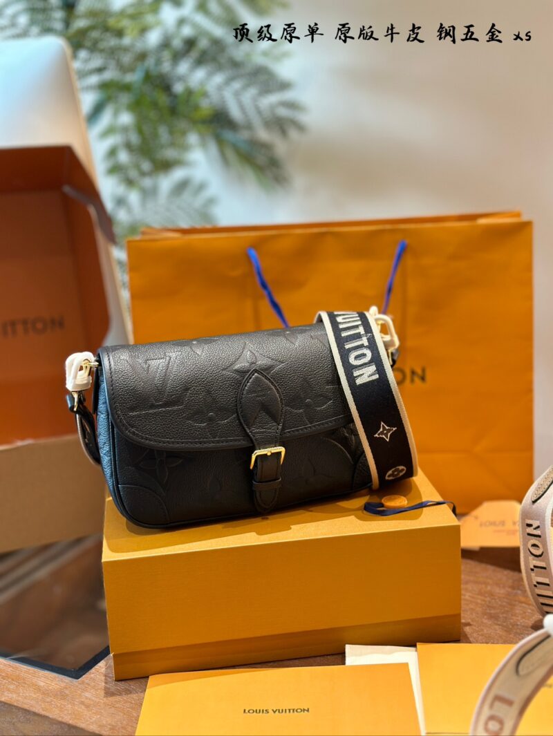 Full leather embossed baguette p420
This Diane handbag is made from Louis Vuitton's classic Monogram
Empreinte embossed leather weaves the brand logo into a detachable wide jacquard shoulder strap, adding a crossbody option in addition to the detacha...