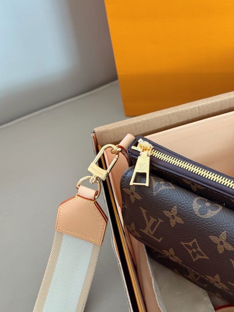 cd0338319e.jpg 250 boxes
size:25*15cm
L Family Old Flower Camel Bag New Style
Don't miss out on fashionable girls!
The new vintage Vibe is expected to be the next hit!
?? Configure woven shoulder straps/long leather shoulder straps