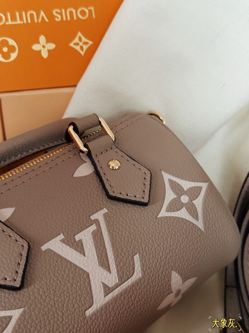 205 box
Size: 16 * 10cm (mini)
L Home Speedy Nano Elephant Grey
Experience the joy of Nano together~
Carrying a small bag, I really love it, love it~
Search: Lv nano