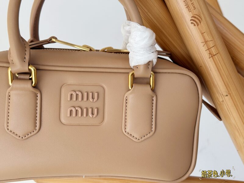 cd09707002.jpg 250 255 Upgraded Edition Box
Size: 23x11cm (small)
28.5 * 4cm (large)
Miumiu bowling/briefcase/
The sweetness of the bag is just right!
It's hard not to love!
Can be carried by hand or slung diagonally
It's definitely not a small waste bag! Full cap...