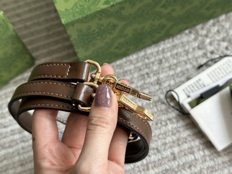 235 box
Size: 18 * 16cm
GG 23ss saddle bag
Classic coffee color, huge and cute size
? Underarm ? Cute little cross carrying!
Search GG 1955 saddle bag