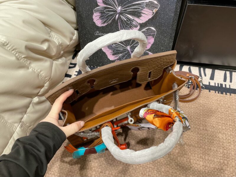 cd3531e07f.jpg Folding box ? Airplane Box
Hermes new Birkin house handbag
The elements of the house seem to bring fairy tales into reality
Unique and adorable, absolutely eye-catching ??
Open the mouth, pick up the casual, lazy and buckle up temperament
Exqui...
