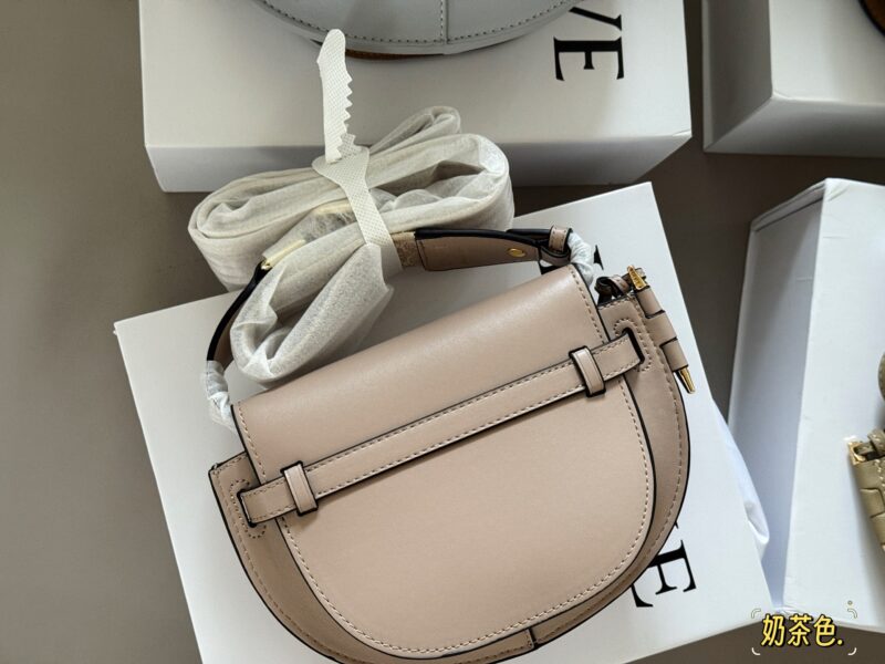 cd3bf9d637.jpg 275 boxes
Size: 20 * 15cm (small)
Loewe/Loewe
The new shoulder strap is very beautiful!
Gate Bag Saddle Bag Crossbody Bag,
I feel like gate is Loewe's gift!
? Cowhide leather!