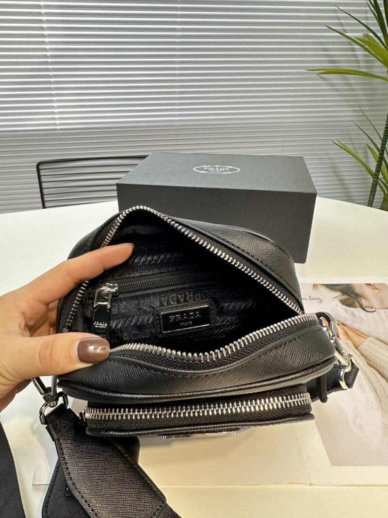 2VH 168 PVC leather
This shoulder bag is made of Saffiano Taiwanese fabric, with simple lines that highlight a striking style. The iconic Saffiano leather material is synonymous with luxury and a symbol of identity for traditional Italian leather man...
