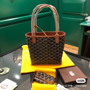 Goyard double-sided tote small shopping bag perfectly matches summer. Recently, major brands have released mini models, and the popular dog tooth is no exception. As soon as I heard about the mini, I found it very cute and suitable for little girls. ...