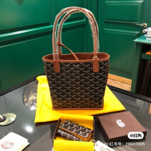 Goyard double-sided tote small shopping bag perfectly matches summer. Recently, major brands have released mini models, and the popular dog tooth is no exception. As soon as I heard about the mini, I found it very cute and suitable for little girls. ...