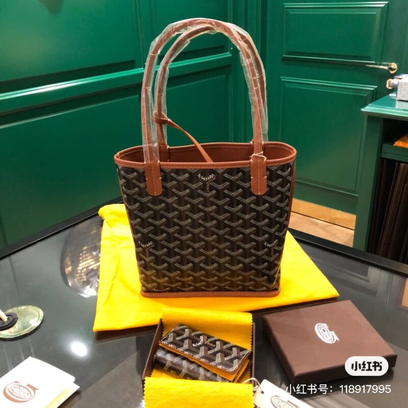 Goyard double-sided tote small shopping bag perfectly matches summer. Recently, major brands have released mini models, and the popular dog tooth is no exception. As soon as I heard about the mini, I found it very cute and suitable for little girls. ...