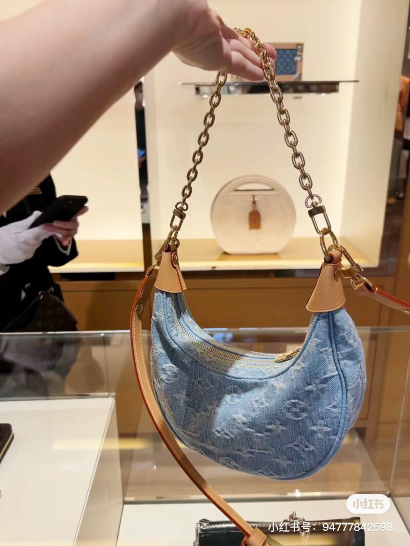 cd57c1f35e.jpg Fashionable and very summer+denim light colored denim moon bag,
Denim light colored denim moon bag,
Seeing this color gives me a feeling of youthful vitality. It is soft and casual, and very lightweight. The two shoulder straps can be adjusted direct...