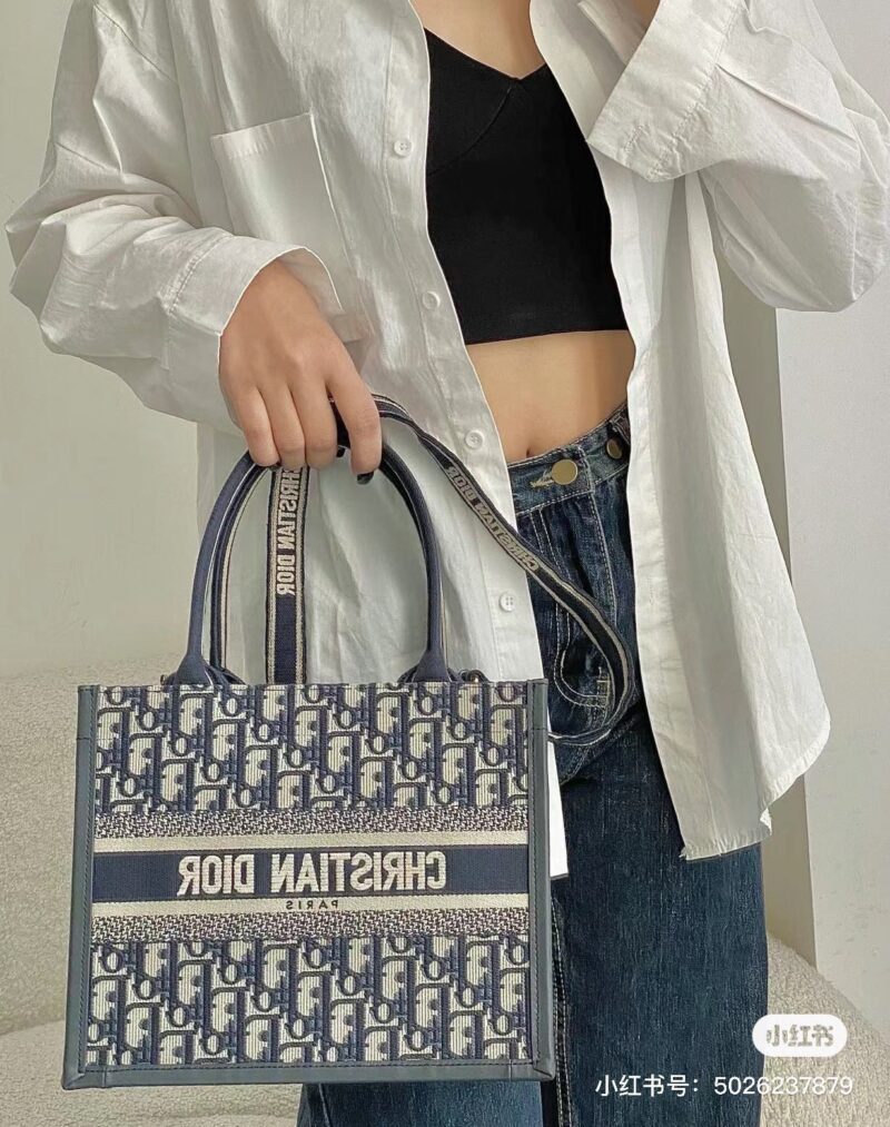 Early spring shoulder strap tote