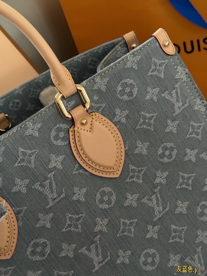 cd5ac6ff6a.jpg 330 with packaging
size:34*26cm
L Home On the Go Cowboy Shopping Bag ??
25fw new model on the go
So elegant
I will always love tannins! Who can refuse LV's denim style
Search Lv on the go shopping bag