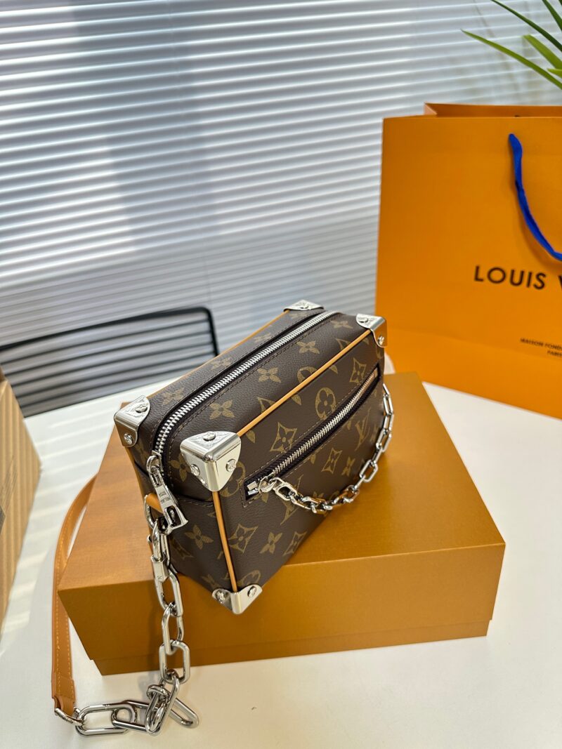 cd823ffa68.jpg 190 Upgraded Original M12767 Mini Soft Trunk Box Crossbody Bag This avant-garde accessory features a square and elegant design, with a chain that can hold the bag on the shoulder or like a hand. Detailed features: 18.5 x 13.0 x 8.0 cm (length x heigh...