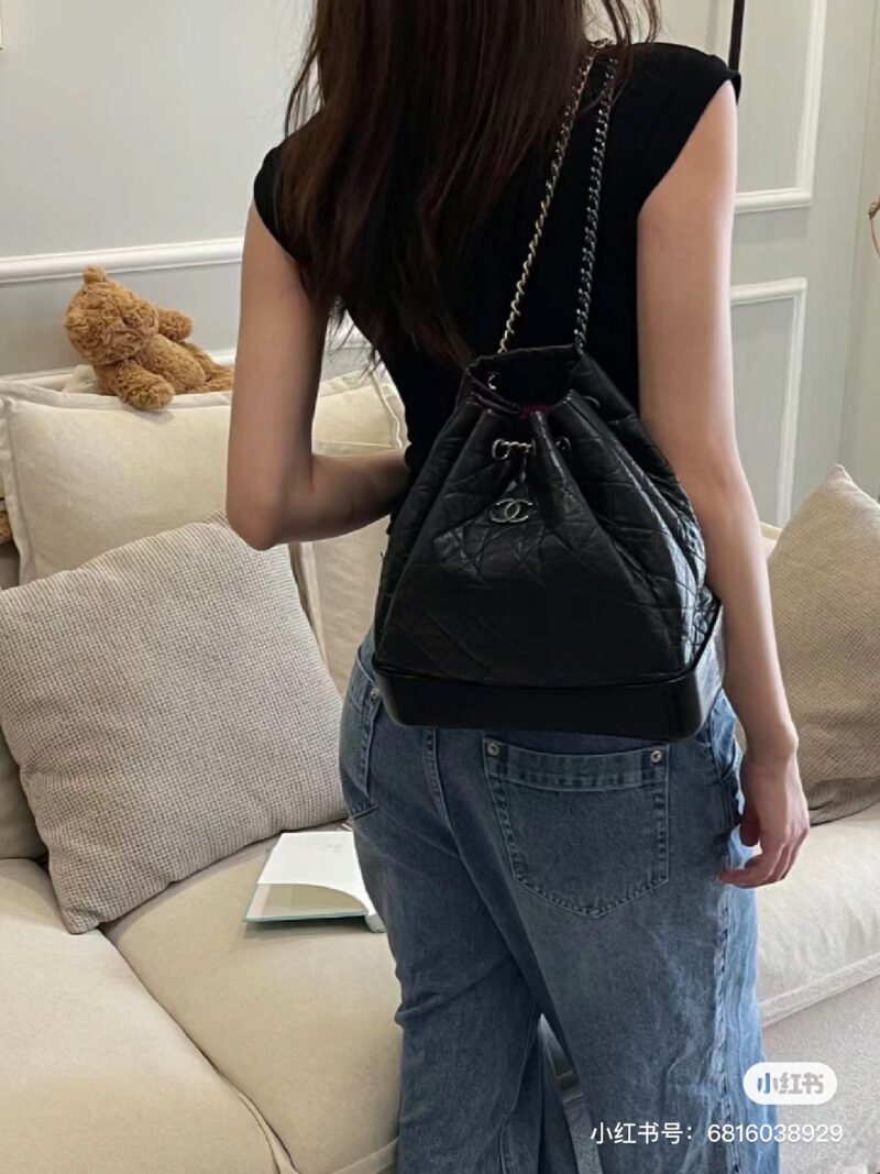 cd990a169e.jpg Chanel Wandering Shoulders | The ceiling of the backpack is not wrong
Liu Yifei, who likes pure black, can take a look
The magic of Chanel lies in its ability to combine casualness and delicacy without going against the norm
Classic small shoulders, ...