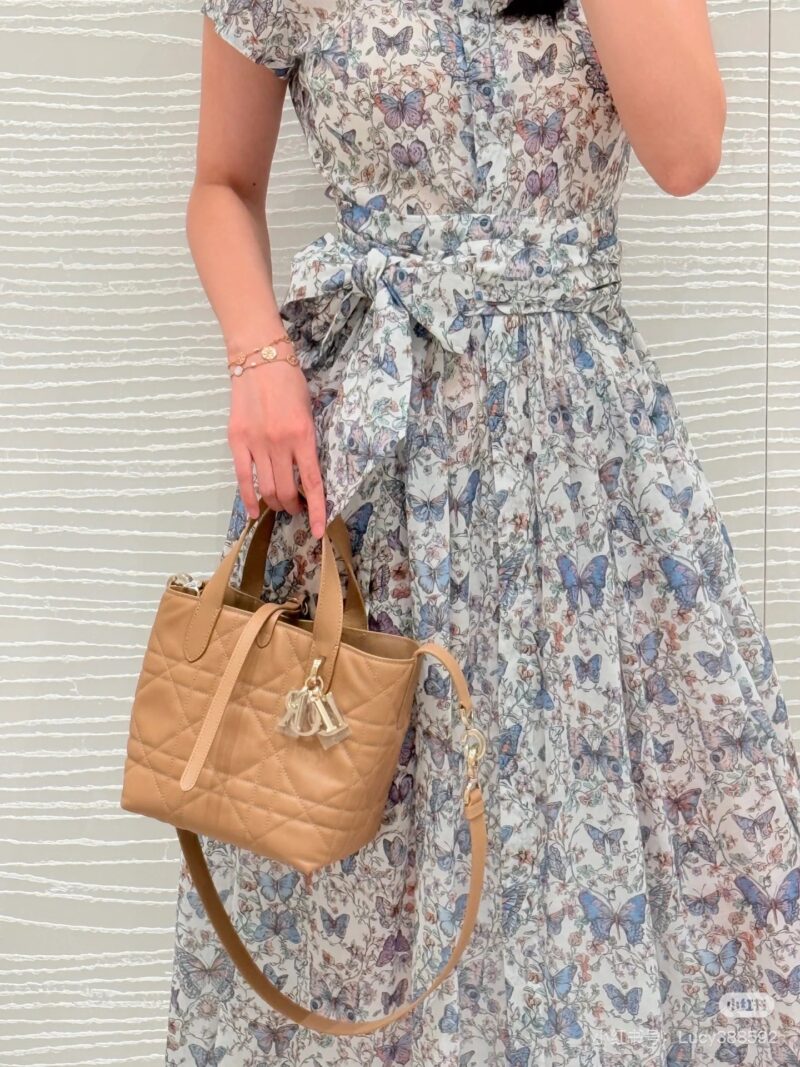 cda16e9f73.jpg Dior indigenous bag is very suitable for light pairing in summer