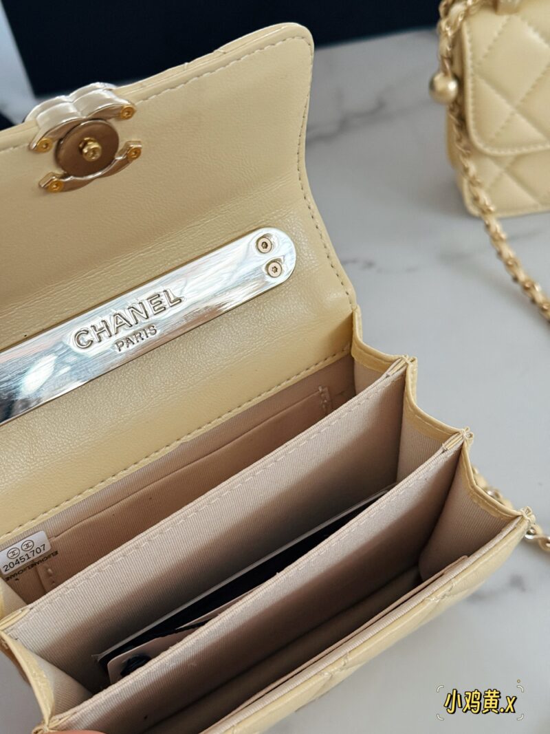 cda4d0f4ee.jpg 205 box chicken yellow
size:11*9cm
Xiaoxiangjia 25P Organ Pack
I discovered this hidden organ bag
The capacity can be slung over the armpit and carried by hand
Cute and lovely chicken yellow/very suitable for summer color matching~