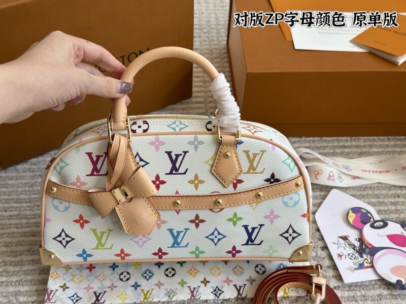 cdb1e52dbc.jpg 330 original single edition box
size:27*19cm
L's Takashi Murakami bowling ball is his favorite bag for this white tri color event! The physical object is very beautiful#
A whole retro millennium feeling, with a large capacity inside,
Holding it in ha...