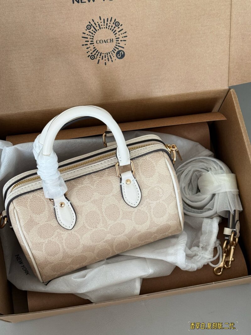 210 (full package) replica version
size：18*12cm
C Home 24ss Pillow Bag/New Product Upgraded Again
Super cute mini Boston
Classic small size
Small body, large capacity!
Channel goods are very rare!
Search Coach Pillow Bag