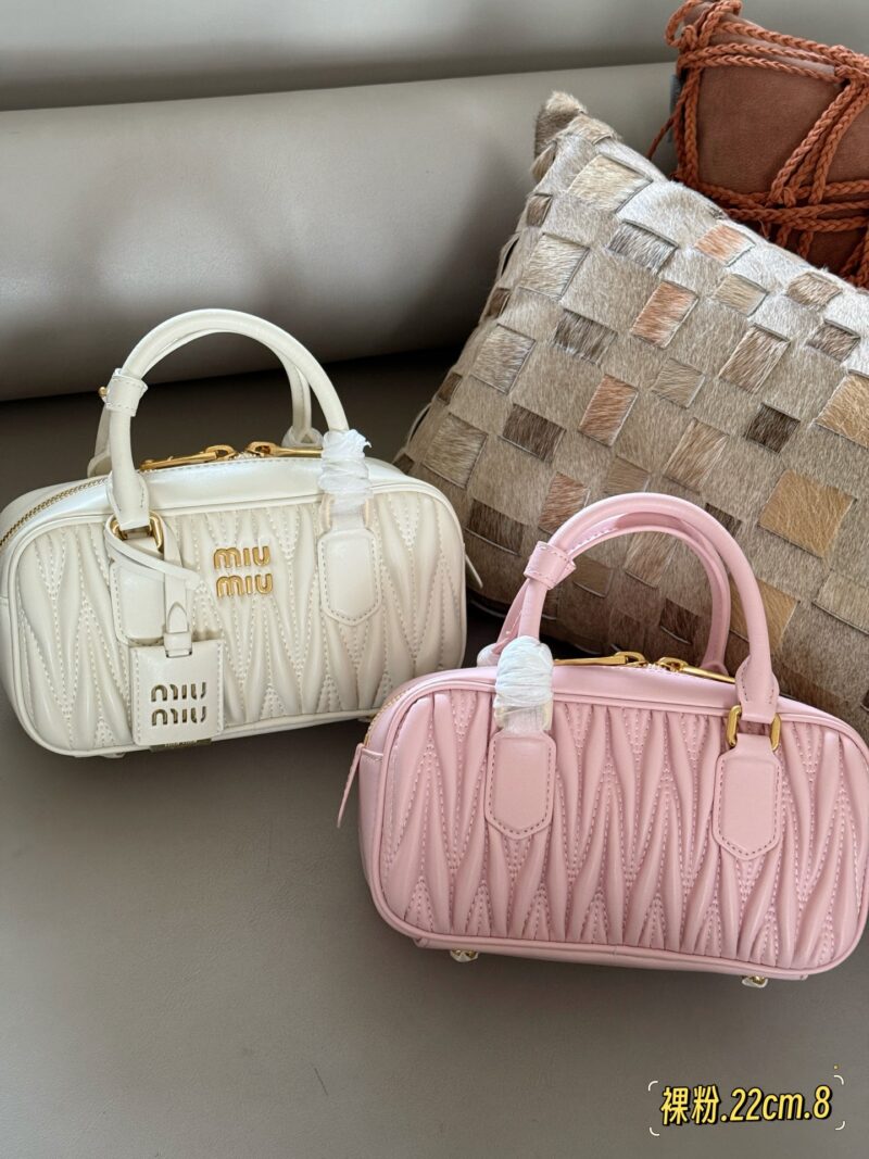 cdcc36fc91.jpg Cherry blossom powder representing love! five hundred and twenty
255 Upgraded Edition Box
size:22*11cm
New size of miumiu bowling ball ??
It's hard not to love!
It's hard not to be tempted by this size!
Can be carried by hand or slung diagonall...