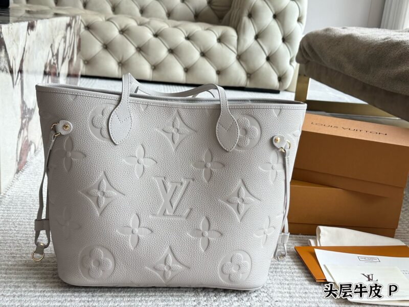 ￥ 370 original cowhide
LV Neverfull shopping bag
N41605LV is the classic flagship of the family, with a large capacity design that is perfect for both mommy bags and OL commuting, making it the bag with the highest appearance rate. The striped linin...