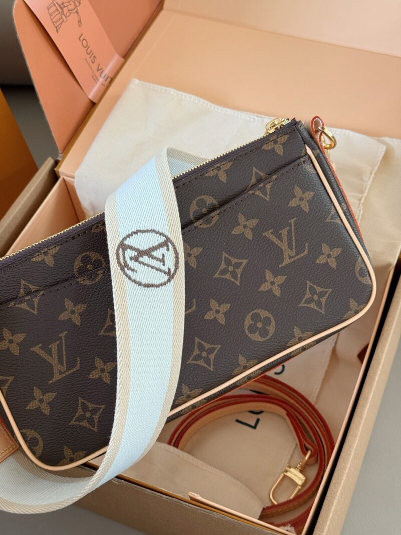 ce030cabed.jpg 250 boxes
size:25*15cm
L Family Old Flower Camel Bag New Style
Don't miss out on fashionable girls!
The new vintage Vibe is expected to be the next hit!
?? Configure woven shoulder straps/long leather shoulder straps