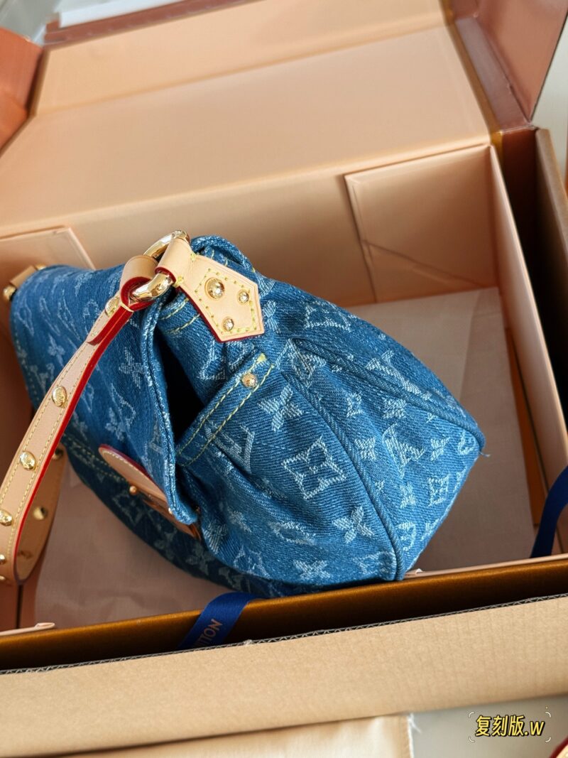 ce23a6844d.jpg 310 box (replica version)
size:26*18cm
L's denim sunset is perfect for spring and summer
I really like the tannin series
The Sunset capacity is sufficient,
Soft and not afraid of pressure,
Color resistant and stylish!