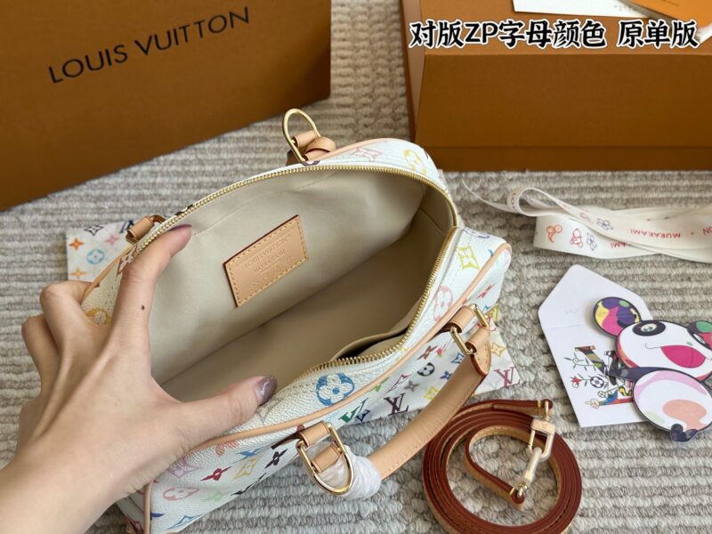 ce269f765a.jpg 330 original single edition box
size:27*19cm
L's Takashi Murakami bowling ball is his favorite bag for this white tri color event! The physical object is very beautiful#
A whole retro millennium feeling, with a large capacity inside,
Holding it in ha...