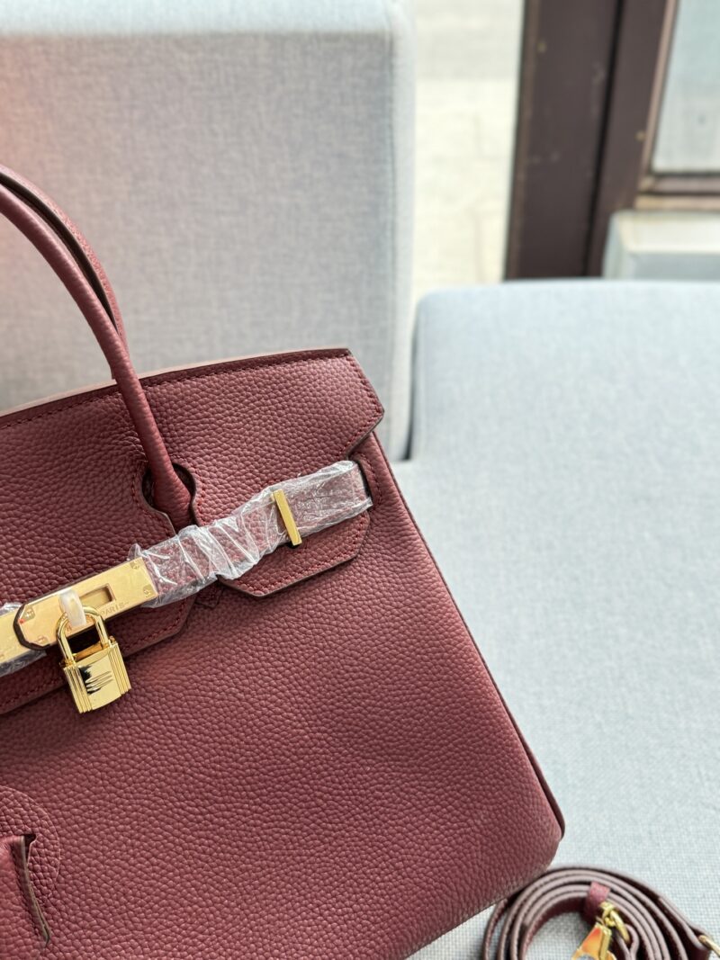Complete gift box
size：30×22
Hermes Birkin 30 Platinum Bag Handbag
With just a flick of it when going out, one's temperament skyrockets
Simple and durable design
Exquisite, efficient, durable, can be installed and matched properly
Highly textured,...