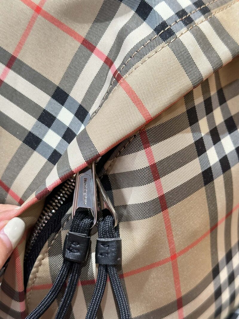 Burberry plaid backpack p225
Vintage vintage plaid material, paired with smooth leather trim, this backpack is priced at five to six thousand yuan, and it's hard to find a bag. Of course, besides being stylish, it's also very useful, lightweight and ...