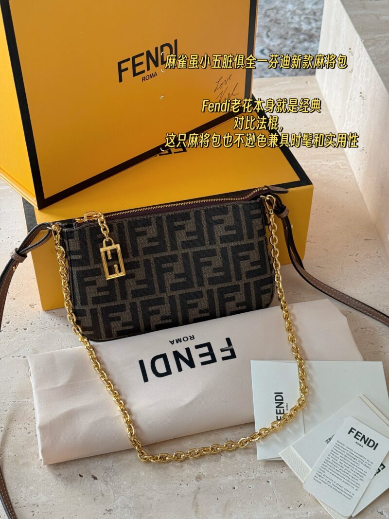 ce6fab3afe.jpg 200 boxes
size:20*12cm
A must-have mahjong bag for summer
Fendi Underarm Bag/Mahjong Bag
Really perfect!
Small and cute enough to fit your phone!
Love, love, love!
Handheld, Underarm, Crossarm