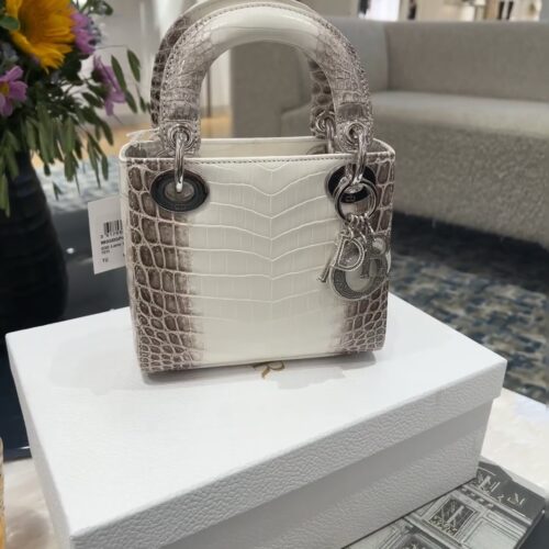 Dior King Himalaya Diamond Buckle Mini Queen
The actual product is really beautiful and high-end, with a coffee colored matte crocodile texture. If you can't capture its beauty in a photo, it will be a very versatile bag
Dior already has a Christmas ...
