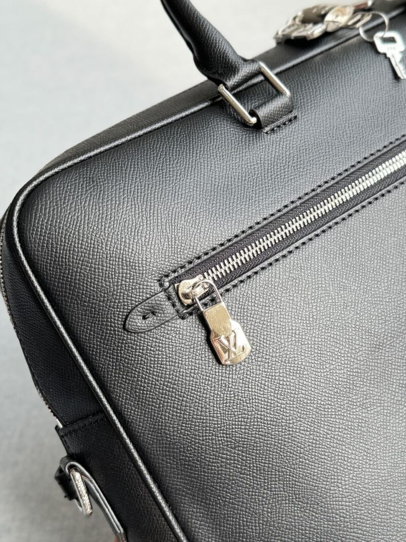 ce934d630d.jpg Cowhide 340
size:39×29
LV PORTE-DOCUMENTS Commuter Bag, Office Document Bag, Computer Bag, Single Shoulder Crossbody Bag
Can be carried diagonally or by hand
The capacity is also very large, it can hold files and computers
Black versatile, classic...