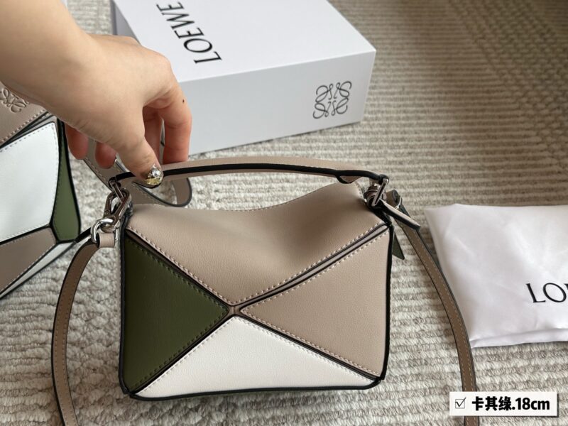 ce9490bc4b.jpg 225 255 box
Size: 18 * 11cm (small size)
24 * 15cm (large size)
Loewe Geometry Package Puzzle
A very textured color,
The new blue green white puzzle edge is very advanced!
?? Cowhide quality!
Completely hold on!