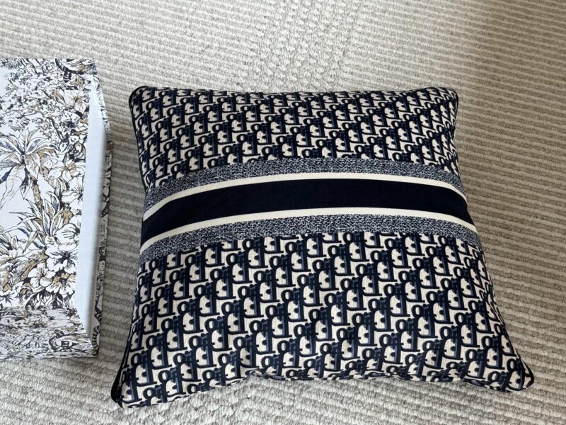 ce9e155911.jpg 200 boxes
Recommended items ??
Pillow, air conditioner, and blanket dual-use model ??
Folding is a pillow ??
Opening it is Xia Liang's quilt ??
Putting it at home or in the car is a good choice ??
Pillow 40 * 40cm Quilt 1.5m * 1m