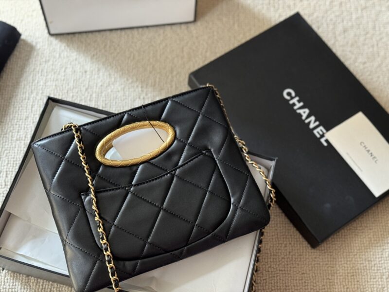 Complete packaging
size：25*17cm
Say goodbye to the dinner bag that can't hold anything,
This is still better!
Xiaoxiangjia 24B Premium Banquet Package
Classic black gold color controller logo
Retro and versatile