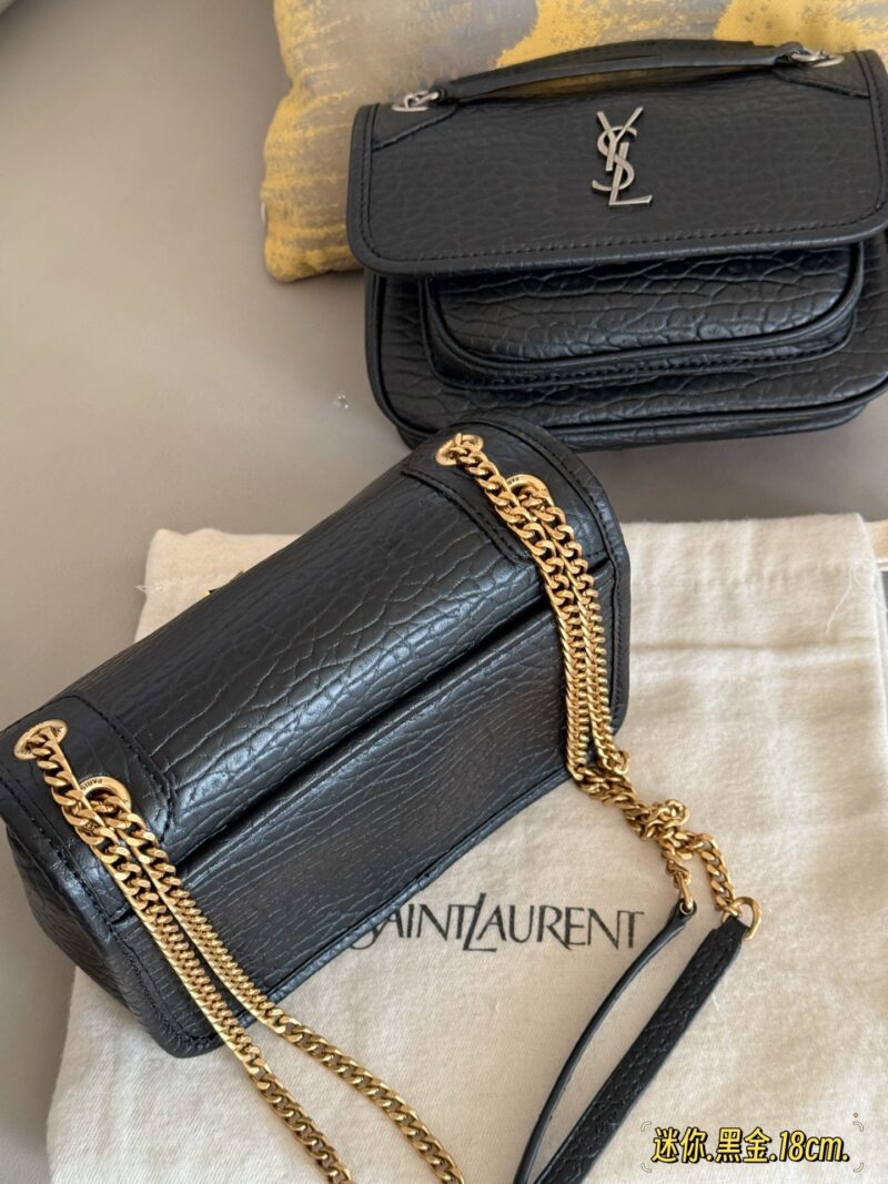 ced91f6172.jpg 220 without box
size:18*12cm
The long-awaited
Mini magic wand niki finally arrived
High order version Nikki
YSL Nikki leather material has a soft and sticky texture ??
Small body, large capacity. Two phones can be placed anywhere
Highly recomme...
