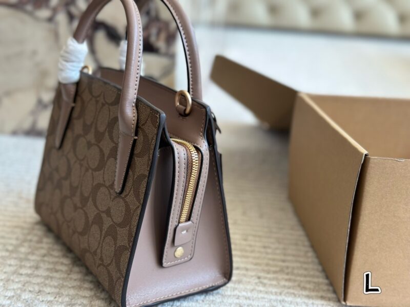 cee57a44c9.jpg ¥ 225 COACH January New Product
Classic printed Andrea shoulder bag
Andrea Carryall achieves a perfect balance between fashion and functionality. It can not only be carried as a crossbody, but also classic and versatile. 22/17 matching gift box