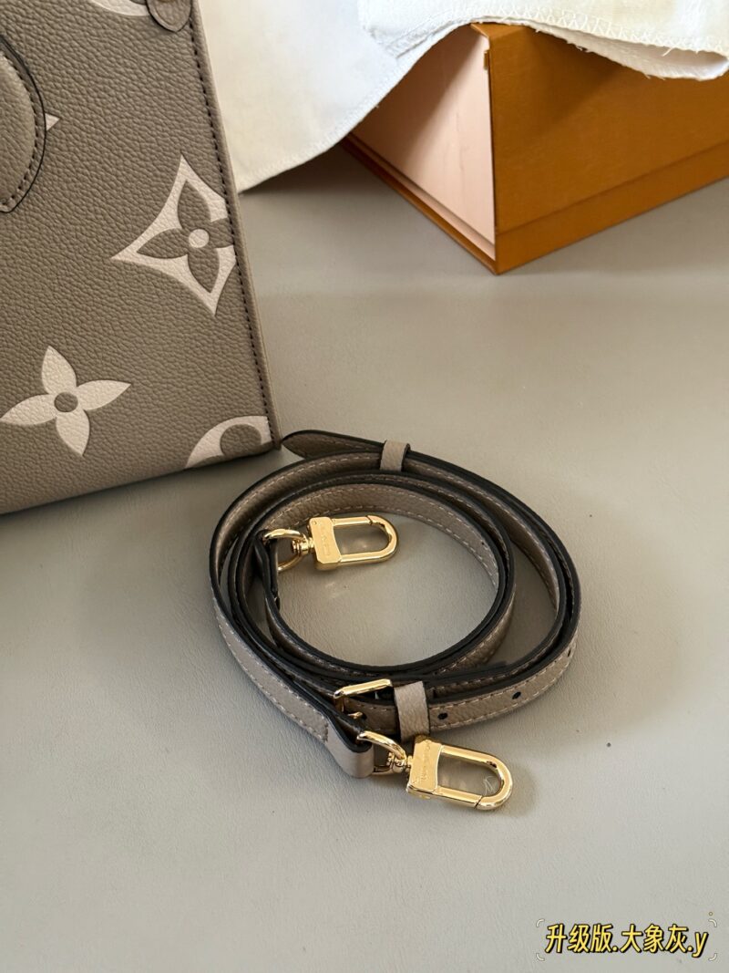ceeabb0091.jpg 235 box
Mother's Day Gift
Size: 25 * 20cm (small)
Excellent quality, understand the goods ??
It's really too advanced!
Warm, gentle, and creamy Iv on the go tote bag
Elephant Grey has a gentle and elegant temperament!
Search Lv on the go shopping bag