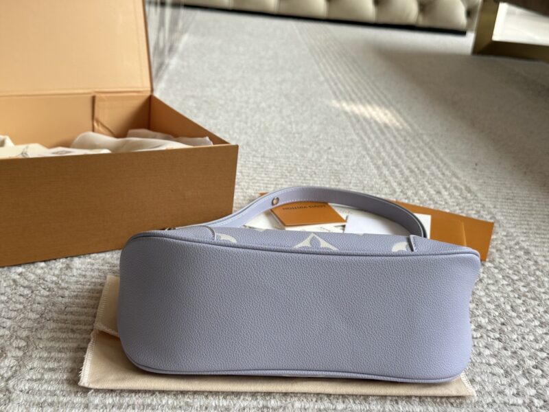 cf0087f707.jpg 230 box (gray purple)
size:29*16cm
L's vintage cow horn bun
Vintage Classic Shoulder Bag
Configure shoulder straps ? chain
Both shoulder and crossbody are unbeatable, beautiful and versatile!
